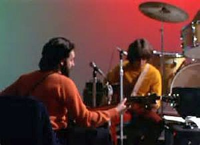 Paul (de costas) e George nas tensas sessões de "Let It Be"