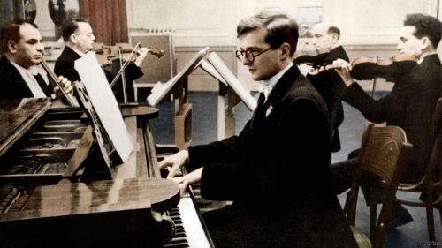 Dmitri Shostakovich ao piano com o Quarteto Glazunov em 1940.
